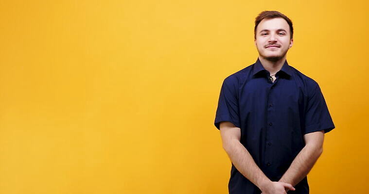 백인 모델 1 헤어스타일 응시 남자 행복 감정 얼굴 포즈 백그라운드 오렌지 모션 실내 사람 성인 사람없음 노란색 머리 표현 입 유머 즐거움 싱글 흥분 만들기 내추럴 고립 바보 4K MOV 해외동영상 클립영상 서양인 시선 컬러 과일 내부 신체부위 동영상 파일형식