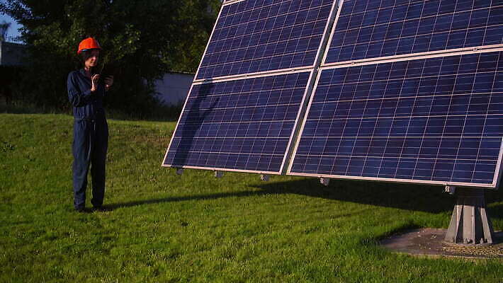 과학 밭 오렌지 자연 노동자 세포 한명 태블릿 햇빛 태양 알약 자료 힘 발전기 에너지 정보 광선 타이핑 판넬 계산 안전모 헬멧 연구원 배열 과학자 하이테크 태양에너지 시스템 보호자 패드 방법 베터리 설치 용량 캡모자 4K MOV 해외동영상 클립영상 자연요소 직업 모자_잡화 1 농업 과일 기술 사람 전자제품 스마트기기 약 발전소 그린에너지 안전장비 보호장비 생태계 동영상 학자 파일형식