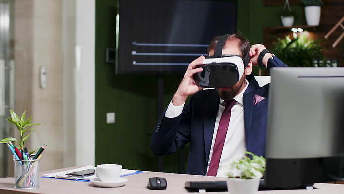 직업 손 디자인 응시 남자 안경 컨셉 인터넷 비즈니스 사업가 미래 노동자 고글 수염 기술 사람 성인 컴퓨터 사무실 3D 디지털 헤드폰 장비 작업 비즈니스맨 사이버 경영자 동영상 혁명 웨어러블 가상 가상현실 현실 4K MOV 해외동영상 클립영상 시선 잡화 음향기기 신체부위 전자제품 직장인 디지털합성 리더 파일형식