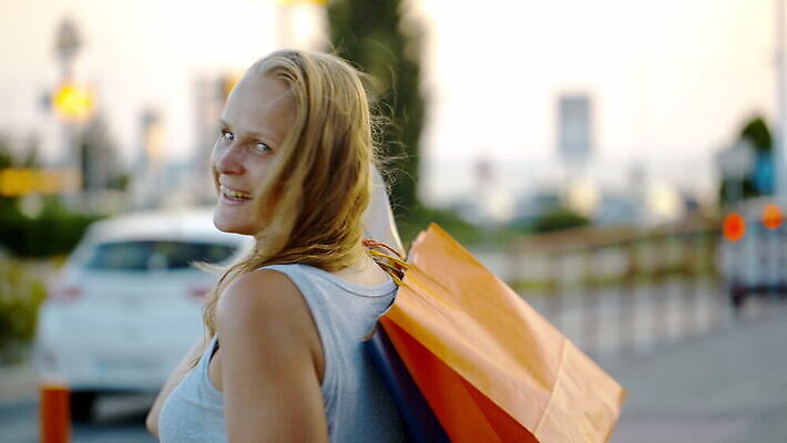 라이프스타일 여자 행복 도로 가방 자동차 거리 미소 사람 사람없음 야외 여름 쇼핑 세일 도시 구매 어깨 만족 흥분 회전 쇼퍼홀릭 MOV 해외동영상 클립영상 잡화 계절 감정 길 육상교통 교통시설 표정 생활 신체부위 동영상 파일형식