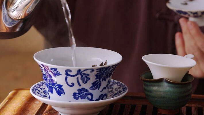 음료 유리 탁자 주전자 쟁반 한명 목재 빨간색 초록색 물 검은색 중국 신선 뜨거움 사발 붓기 냄비 찻주전자 서빙 주인 유리주전자 우롱차 4K MOV 해외동영상 클립영상 자연요소 나무 1 아시아 컬러 가구 재료 모션 재질 주방용품 사람 차_음료 사기그릇 솥 동영상 파일형식