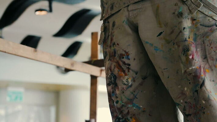 라이프스타일 옷 컬러 바지 노동자 실내 미술 취미 사람없음 내부 컬러풀 페인트 직물 도시 얼룩 수리 닫기 그래피티 폭격 준비 그림 예술가 먼지 화가 옛날 스타일 MOV 해외동영상 클립영상 직업 모션 하의 문화예술 생활 낙서 공격 동영상 파일형식