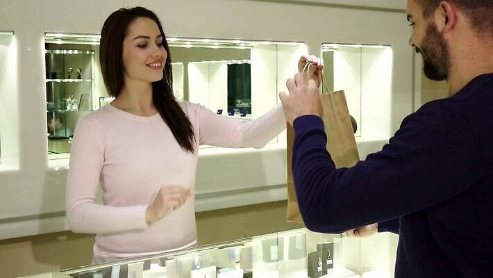 백인 전통 디자인 응시 여자 얼굴 백그라운드 돈 가방 비즈니스 목걸이 장신구 수염 갈색머리 사람 두명 장식 빛 유행 세일 상점 황금 고급 우아함 구매 상품 보석 수집 주기 컨설턴트 진열장 회전 쇼 소매 보물 부티크 시범 4K MOV 해외동영상 클립영상 서양인 헤어스타일 시선 잡화 컨셉 모션 신체부위 쇼핑 재산 전문직 광석 상담 동영상 파일형식