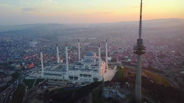 종교 문화 여행 중동 건축양식 하늘 아침 새로움 이스탄불 안테나 파노라마 풍경 사람없음 여름 하이앵글 일출 일몰 새벽 기도 도시 큼 이슬람교 언덕 모스크 정사각형 칠면조 드론 라마단 랜드마크 보스포루스 안뜰 4K MP4 해외동영상 클립영상 주간 자연요소 도형 계절 건축 나라 뷰포인트 컨셉 통신 조류 촬영기법 노을 크기 동영상 파일형식 튀르키예