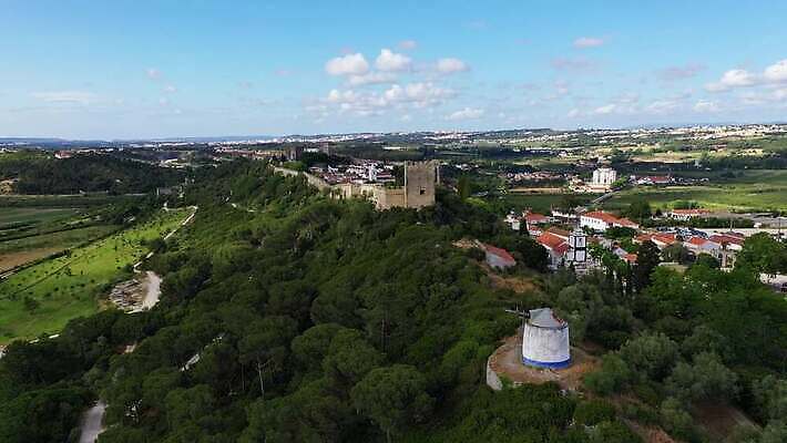 유럽 문화 벽 여행 건축양식 모션 지붕 바닥 주택 안테나 파노라마 사람없음 야외 건물 여름 도시풍경 마을 탑 맑음 도시 성 센터 중세 역사 재산 포르투갈 타일 그림 항공촬영 넘어짐 드론 옛날 4K MOV 해외동영상 클립영상 건축물 계절 건축 나라 뷰포인트 통신 날씨 촬영기법 풍경 금융 동영상 파일형식