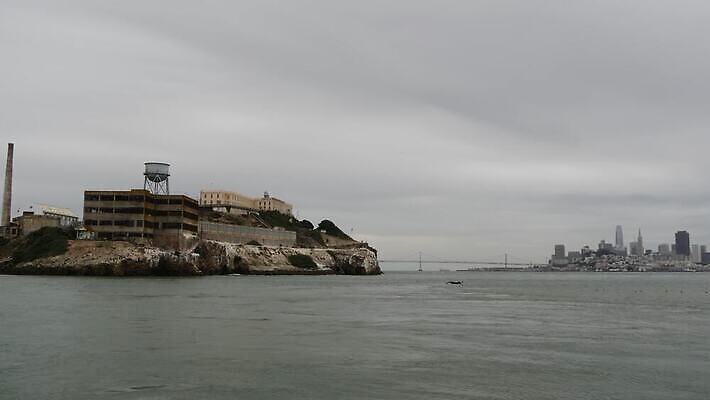 외관 상징 여행 사람없음 항구 미국 안개 만 보트 역사 공격 탈출 교도소 감옥 군용 캘리포니아 태평양 공정 흐림 깡패 단절 랜드마크 샌프란시스코 스모그 4K MP4 해외동영상 클립영상 바다 컨셉 북아메리카 배_교통 교통시설 모션 날씨 군대 동영상 파일형식