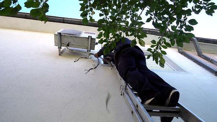 백인 직업 남자 산업 노동자 작업복 사람 성인 사람없음 건물 장비 추위 업무 기술자 엔지니어 수리 확인 서비스 장인 유지 냉각기 린스 설치 제어 조작 4K MP4 해외동영상 클립영상 서양인 건축물 옷 작업 동영상 파일형식