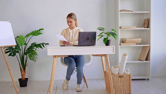 백인 학생 행복 장난 비즈니스 성공 휴식 노동자 비행기 주택 직장 창조 미술 한명 미소 노트북 컴퓨터 금발 사무실 기쁨 업무 작업 부채 작업실 즐거움 단절 바보 프리랜서 성인여자만 힙스터 밀레니얼 4K MOV 해외동영상 클립영상 서양인 직업 1 헤어스타일 패션 감정 컨셉 회사 항공교통 문화예술 대중교통 표정 사람 건물 경제 전자제품 동영상 여자만 성인만 파일형식