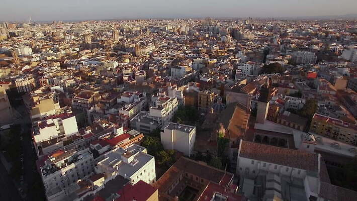 유럽 여행 건축양식 지붕 거리 주택 안테나 파노라마 사람없음 건물 도시풍경 성당 교회 도시 센터 스페인 옥상 항공촬영 드론 발렌시아 4K MOV 해외동영상 클립영상 건축물 건축 나라 뷰포인트 통신 종교건축 촬영기법 풍경 동영상 파일형식