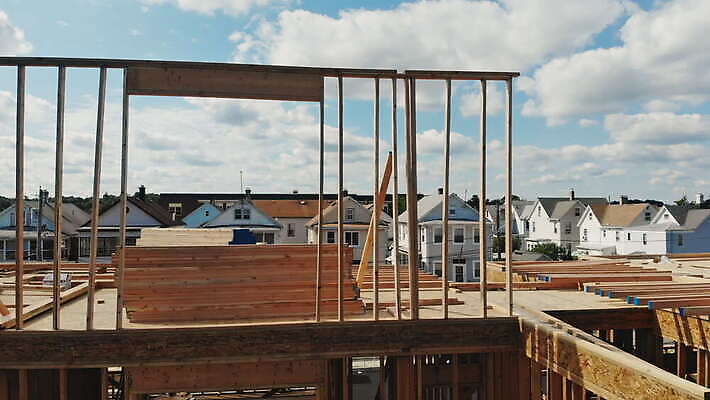 디자인 외관 산업 벽 건축양식 하늘 지붕 새로움 아파트 주택 프레임 사람없음 야외 내부 건물 목재 파란색 태양 건설현장 수리 땅 아래 통나무 목공예 콘도 뼈대 잡동사니 진행 복원 리모델링 수목 합판 4K MOV 해외동영상 클립영상 자연요소 나무 건축물 건축 컬러 컨셉 재료 숙소 건설업 공예 방향 위치 동영상 파일형식