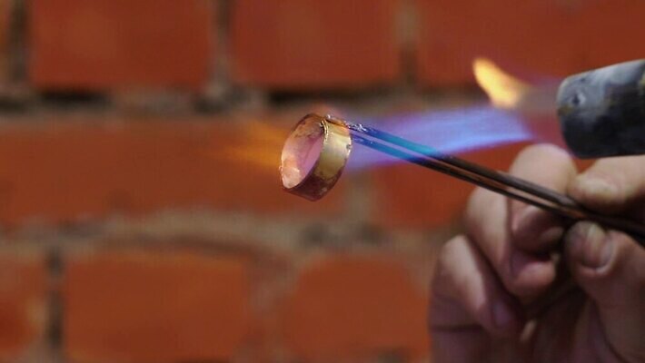 백인 직업 손 디자인 산업 장신구 공장 불 노동자 기술 관리 창조 빛 금속 장비 공구 반지 잡기 업무 작업실 황금 고급 수리 제조 은색 상품 보석 만들기 다이아몬드 고정 닦기 판화 공예가 백금 MOV 해외동영상 클립영상 자연요소 서양인 컬러 컨셉 공업 모션 재질 미술 신체부위 도구 작업 광석 동영상 파일형식