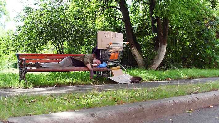 공원 남자 벤치 가방 거리 한명 야외 추위 도시 잠 가난 버리기 배고픔 문제 중독 거지 구걸 노숙자 거짓말 옛날 헬프 혼자 자선단체 4K MP4 해외동영상 클립영상 1 잡화 공공시설 컨셉 의자 모션 사람 도움 그룹 동영상 자선 파일형식