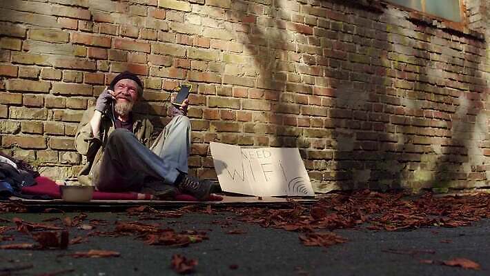 컨셉 모바일 거리 돌담 대화 한명 앉기 야외 스마트폰 햇빛 맑음 힘 장비 에너지 잡기 도시 좌절 가난 버리기 태양에너지 리빙 판지 거지 구걸 노숙자 무료 베터리 요금 획기적 4K MP4 해외동영상 클립영상 1 감정 모션 날씨 말하기 사람 핸드폰 스마트기기 담장 태양 돌_바위 그린에너지 동영상 파일형식