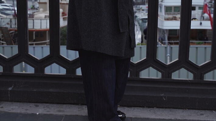 라이프스타일 여자 행복 유럽 바다 여행 겨울 요트 비즈니스 통신 모바일 휴가 세포 대화 한명 미소 사람 성인 야외 스마트폰 핸드폰 여행객 항구 코트 잡기 도시 비즈니스우먼 보트 우아함 어플리케이션 지중해 부름 포트 채팅 4G 4K MOV 해외동영상 클립영상 1 계절 감정 나라 컨셉 배_교통 교통시설 모션 표정 IT 말하기 생활 전자제품 스마트기기 외투 직장인 동영상 파일형식