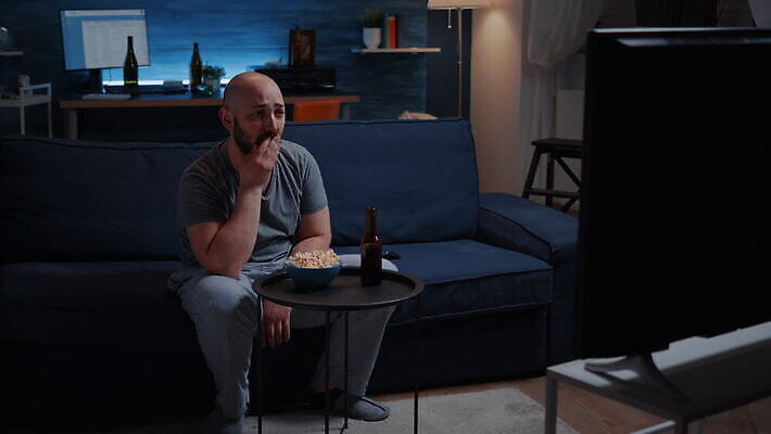 백인 라이프스타일 응시 남자 감정 얼굴 휴식 주택 맥주 표정 앉기 사람없음 소파 텔레비전 외침 방 고통 슬픔 마시기 표현 관찰 울음 야간 저녁 먹기 필름 영화 눈물 싱글 팝콘 드라마 비극 혼자 4K MOV 해외동영상 클립영상 자연요소 서양인 시선 컨셉 의자 모션 문화예술 주류 사람 건물 생활 신체부위 전자제품 소리 동영상 파일형식
