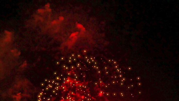 외관 기념일 행복 컬러 백그라운드 크리스마스 하늘 불 추상 휴가 불꽃 전등 기념 폭죽 불꽃놀이 이벤트 사람없음 물 빛 컬러풀 파티 검은색 축제 어둠 축하 생일 야간 저녁 파열 카운트다운 효과 4K MOV 해외동영상 클립영상 자연요소 감정 컨셉 무늬 놀이 조명 동영상 파일형식