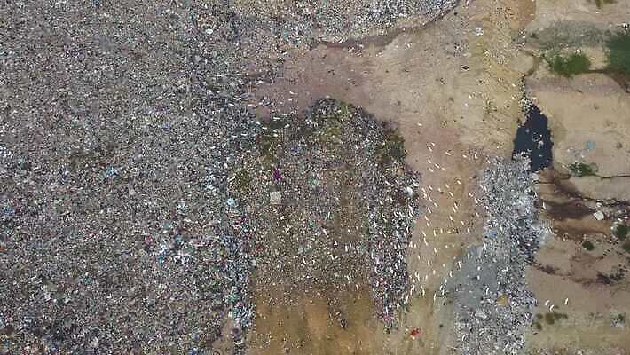 산업 안테나 사람없음 야외 환경 재활용 손상 환경오염 오염 위생 쓰레기 폐기물 파편 플라스틱 땅 불도저 버리기 먼지 짐차 낭비 고물상 생태학 처리 4K MOV 해외동영상 클립영상 교육 컨셉 통신 모션 자동차 재질 중장비 친환경 동영상 파일형식