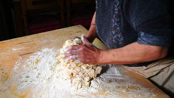 백인 라이프스타일 커플 할아버지 남자 행복 음료 음식 토마토 유리 탁자 결혼식 오이 주택 사랑 요리 한명 미소 웃음 사람 성인 사람없음 주방 와인 당근 샐러드 낭만 칼 기름 준비 레시피 옛날 핸드메이드 성인남자한명만 4K MP4 해외동영상 클립영상 서양인 1 노년 감정 가구 결혼 컨셉 채소 관계 재질 뿌리채소 주류 표정 건물 생활 동영상 남자한명만 성인남자만 파일형식