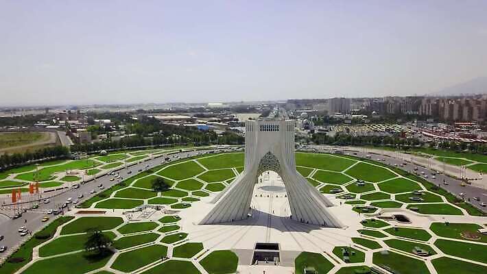 전통 라이프스타일 아시아 문화 도로 여행 건축양식 가이드 휴가 안테나 파노라마 사람없음 야외 도시풍경 여행객 탑 자유 깃발 도시 고속도로 중앙 이슬람교 심볼 정사각형 타운 동쪽 스카이라인 공학 통과 천연기념물 항공촬영 드론 랜드마크 복잡 수도권 이란 4K MOV 해외동영상 클립영상 도형 직업 건축물 교육 건축 나라 종교 길 뷰포인트 컨셉 중동 통신 교통시설 촬영기법 사람 풍경 생활 방향 지역 동영상 파일형식