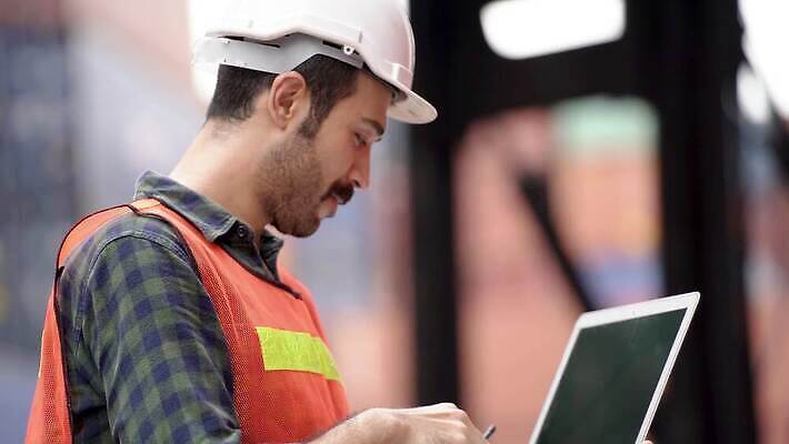 직업 산업 여행 유니폼 비즈니스 교통시설 휴가 노동자 한명 안전 사람 야외 컴퓨터 글로벌 걷기 항구 장비 트럭 정보 화물 업무 엔지니어 상품 컨테이너 창고 서비스 무역 라디오 상업 시스템 수납 공학 물류 경영 로딩 제어 4K MP4 해외동영상 클립영상 1 옷 교육 교통 모션 자동차 전자제품 운송업 작업 기술자 시설 동영상 파일형식