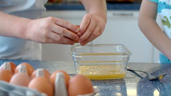 행복 어린이 재료 가족 유리 디저트 주택 함께함 실내 요리 취미 사람없음 쿠키 주방 요리사 앞치마 기쁨 빵집 도움 사발 붓기 달콤 크리스탈 설탕 준비 반죽 만들기 레시피 언니 깨짐 남동생 섞기 페스츄리 포도당 4K MP4 해외동영상 클립영상 직업 감정 음식 빵 컨셉 관계 모션 재질 사람 내부 건물 상점 사기그릇 맛 광석 자매 동생 동영상 파일형식