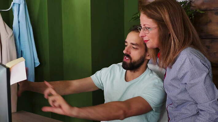 직업 디자인 여자 남자 컨셉 회사 비즈니스 사업가 통신 협력 설계 아이디어 함께함 창조 사람없음 노트북 컴퓨터 사무실 알약 자료 과학기술 업무 비즈니스맨 비즈니스우먼 그룹 계획 토론 동료 창업 비전 나눔 유지 유니콘 프로젝트 콜라보레이션 브레인스토밍 4K MOV 해외동영상 클립영상 관계 기술 사람 전자제품 약 작업 직장인 자영업 동영상 파일형식