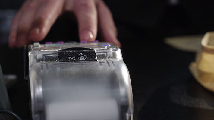 손 돈 비즈니스 모바일 실내 사람 금융 스마트폰 쇼핑 세일 상점 기계 키보드 신용카드 구매 플라스틱 계산대 고객 서비스 상업 전자 결제 소매 ATM 계산원 부티크 인출 체크아웃 터미널 4K MOV 해외동영상 클립영상 직업 재질 내부 신체부위 경제 핸드폰 스마트기기 재산 동영상 파일형식