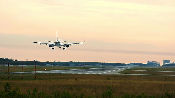 실루엣 여행 교통시설 자동차 하늘 휴가 비행기 사람없음 햇빛 태양 일출 맑음 일몰 도시 분위기 공항 저녁 크루즈 파일럿 도착 항공 속도 출발 대문 상업 활주로 제트기 승객 대패 착륙 터미널 항공사 유도로 MOV 해외동영상 클립영상 자연요소 직업 산업 길 육상교통 교통 컨셉 배_교통 항공교통 날씨 대중교통 촬영기법 문 노을 야간 시설 동영상 파일형식