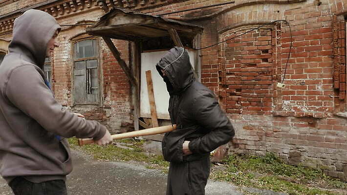 남자 감정 무기 2 거리 함께함 가면 사람 야외 두명 건물 검은색 힘 분노 도시 폭력 범죄 위험 공격 충돌 박쥐 깡패 나쁜 공격적 4K 락다운 MOV 해외동영상 클립영상 건축물 컬러 컨셉 포유류 모션 사회이슈 동영상 파일형식