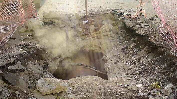 아침 주택 사람없음 물 햇빛 태양 소리 광선 도시 뜨거움 수리 위생 수증기 큼 철 메인 속도 시스템 타운 유지 배수구 소셜 옛날 주거지 파이프라인 폐수 하수 공급 MP4 해외동영상 클립영상 주간 자연요소 건물 환경오염 크기 파이프_관 동영상 파일형식