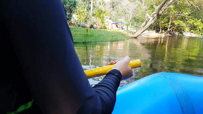 손 호수 스포츠 여행 자연 표면 휴가 사람 취미 야외 물 여름 강 운동 반사 여행객 골짜기 젖음 탐험 도전 보트 개울 닫기 떨어짐 노 속도 카누 카약 노젓기 고무 뗏목 잔물결 줄서기 스플래쉬 4K MOV 해외동영상 클립영상 자연요소 계절 물결 교통수단 컨셉 배_교통 모션 건강 신체부위 수상스포츠 생태계 동영상 선박 파일형식