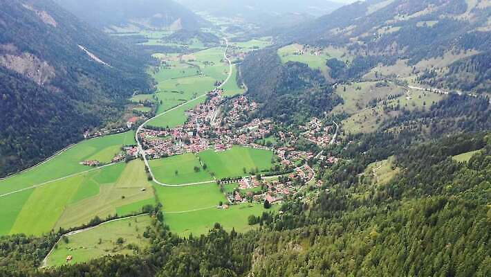 여행 백그라운드 자연 하늘 휴가 산 독일 안테나 파노라마 사람없음 야외 초록색 파란색 마을 계곡 시골 정상 숲 고도 언덕 스카이라인 바이에른 바이에른사람 4K MOV 해외동영상 클립영상 유럽 컬러 통신 촬영기법 생태계 동영상 파일형식