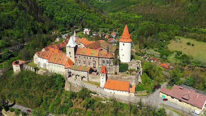 외관 벽 건축양식 하늘 동화 파노라마 풍경 사람없음 건물 파란색 탑 힘 궁전 바위 성 중세 역사 숲 언덕 체코 강화 고딕 공화국 드론 랜드마크 보헤미아 옛날 왕국 웅장함 4K MP4 해외동영상 클립영상 건축물 건축 유럽 나라 컬러 고건축 촬영기법 돌_바위 동영상 파일형식