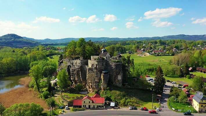 유럽 건축양식 자연 하늘 파노라마 풍경 사람없음 야외 건물 초록색 관광지 골동품 바위 연못 성 중세 역사 재산 숲 체코 북쪽 사암 천연기념물 항공촬영 공화국 랜드마크 보헤미아 조감도 4K MP4 해외동영상 클립영상 건축물 건축 나라 뷰포인트 컬러 여행 촬영기법 금융 돌_바위 방향 생태계 동영상 파일형식