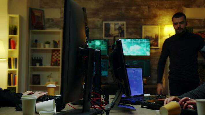 응시 여자 인터넷 사람없음 컴퓨터 스크린 모니터 자료 웹 어둠 방 정보 타이핑 네트워크 그룹 센터 바이러스 암호 공격 비밀 사이버 보안 신분 시스템 해킹 해커 깊이 데이터베이스 서버 소프트웨어 악성코드 정부 4K MOV 해외동영상 클립영상 시선 컨셉 모션 안전 사람 전자제품 범죄 동영상 파일형식