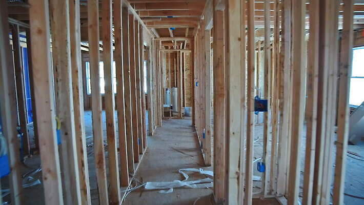 외관 산업 벽 캐나다 건축양식 지붕 새로움 아파트 주택 프레임 건설업 사람없음 내부 건물 목재 빛 미국 건설현장 수리 널 아래 뼈대 잡동사니 복원 설치 수목 합판 4K MOV 해외동영상 클립영상 나무 건축물 건축 컨셉 북아메리카 재료 방향 위치 동영상 파일형식