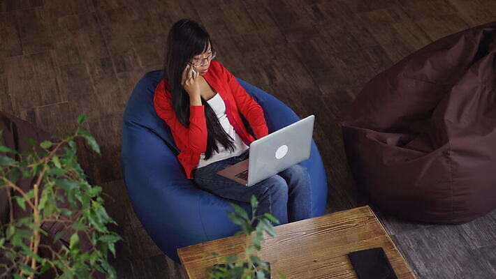 학생 여자 행복 안경 사업가 성공 갈색머리 실내 말하기 대화 한명 동양인 20대 성인 내부 노트북 스마트폰 핸드폰 스터디 컴퓨터 중국 카페 도시 업무 휴게실 작업실 클럽 부름 소통 조언 채팅 호스텔 4G 4K MOV 해외동영상 클립영상 직업 1 헤어스타일 잡화 감정 아시아 컨셉 모션 숙소 IT 사람 인종 청년 전자제품 스마트기기 학습 상점 작업 동영상 파일형식