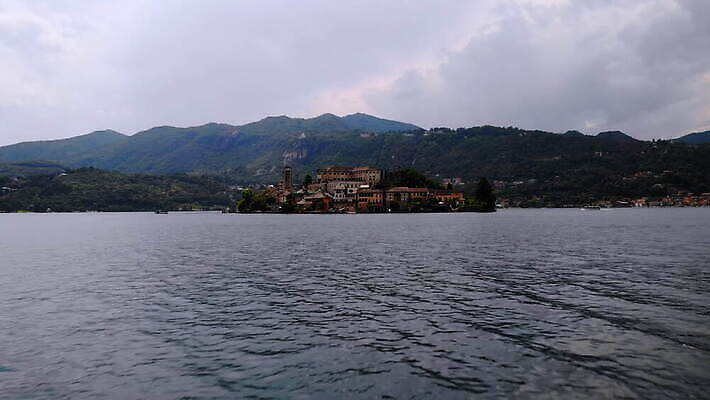 유럽 호수 바다 섬 여행 건축양식 자연 휴가 산 주택 안테나 파노라마 사람없음 건물 물 파란색 평화 이탈리아 도시 센터 역사 지중해 그림 시력 모터보트 수도원 산기슭 드론 옛날 특별함 피에몬테 4K MOV 해외동영상 클립영상 자연요소 건축물 건축 나라 컬러 컨셉 배_교통 통신 촬영기법 생태계 동영상 파일형식