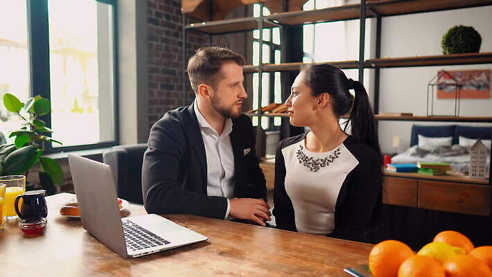 백인 라이프스타일 커플 인터넷 회사 비즈니스 통신 가족 관계 휴식 함께함 기술 말하기 대화 협상 사람 앉기 두명 친구 유행 주방 스크린 네트워크 뉴스 토론 무선전화기 온라인 점심식사 소셜 소셜네트워크 터치스크린 네트워킹 동정 4K MOV 해외동영상 클립영상 서양인 컨셉 모션 생활 식사 전화기 동영상 파일형식