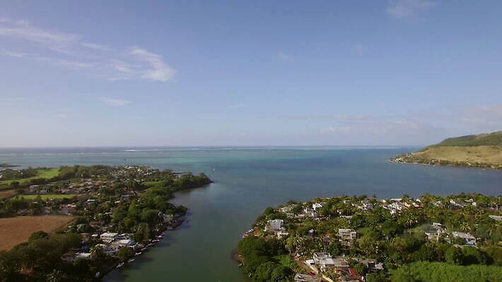 바다 여행 자연 주택 안테나 사람없음 초록색 물 강 입 보트 장면 타운 스카이라인 항공촬영 드론 모리셔스 수평선 4K MOV 해외동영상 클립영상 자연요소 뷰포인트 컬러 배_교통 통신 건물 신체부위 도시 생태계 동영상 파일형식