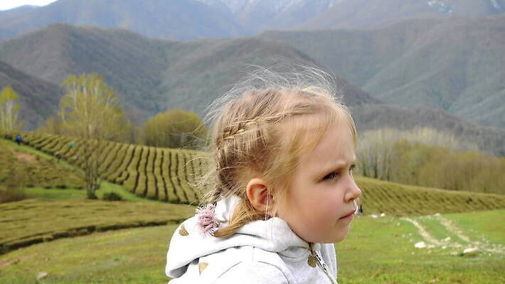 1 라이프스타일 공원 얼굴 어린이 백그라운드 자연 산 한명 미소 사람 초원 야외 초록색 여름 갈색 봄 기쁨 슬픔 표현 닫기 고독 심각 4K MOV 해외동영상 클립영상 계절 공공시설 감정 컬러 컨셉 모션 표정 생활 신체부위 생태계 동영상 파일형식