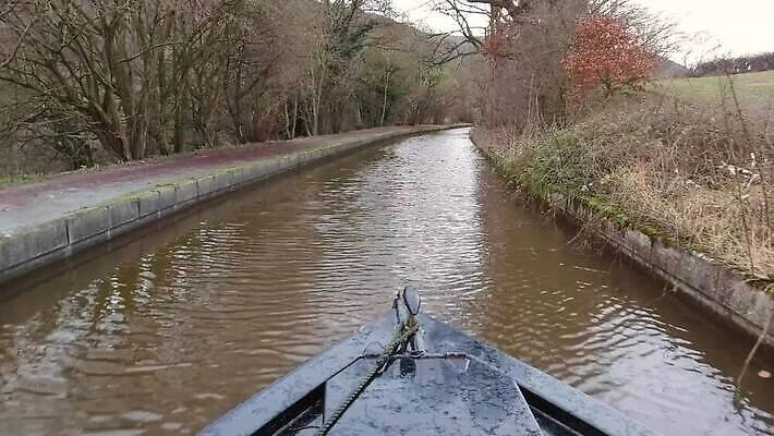 나무 전통 영어 여행 교통시설 자연 하늘 휴가 영국 잉글랜드 파노라마 사람없음 야외 초록색 물 강 반사 평화 시골 보트 크루즈 활 수로 운하 멀리 내추럴 범퍼 MP4 해외동영상 클립영상 자연요소 식물 문자 유럽 컬러 교통 컨셉 배_교통 촬영기법 시설 생태계 동영상 파일형식