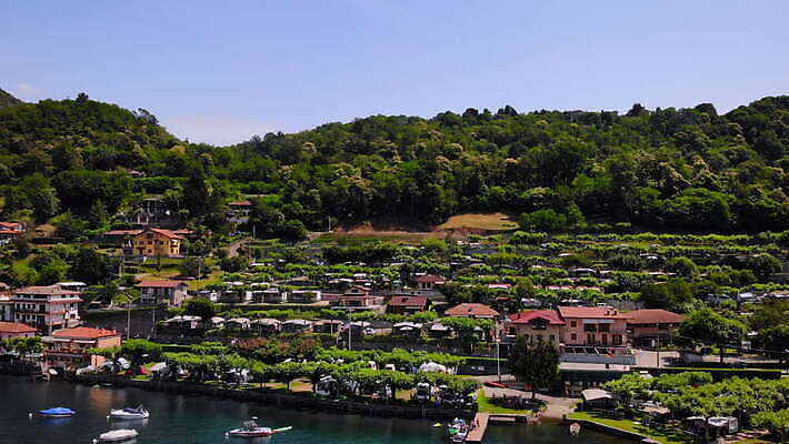 외관 유럽 호수 바다 섬 여행 자연 휴가 산 주택 안테나 파노라마 사람없음 야외 건물 파란색 햇빛 태양 마을 봄 이탈리아 도시 보트 작음 알프스 타운 항공촬영 드론 밀라노 4K MOV 해외동영상 클립영상 자연요소 건축물 계절 나라 뷰포인트 컬러 배_교통 통신 촬영기법 크기 생태계 동영상 파일형식