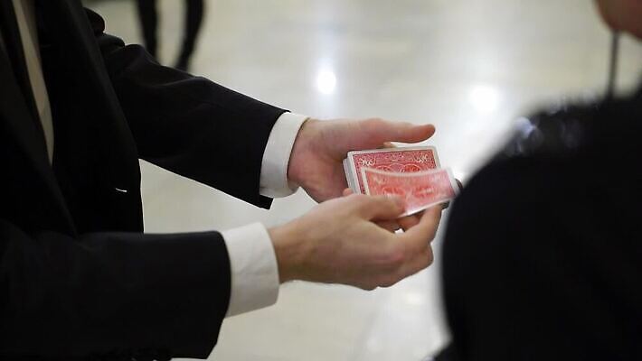 손 남자 장난 상상 놀이 아이디어 사람 이벤트 파티 놀람 공연 연주자 무대 마법사 마술사 게임 잡기 신용카드 재산 도박 서커스 신비 갑판 기적 카지노 쇼 포커 공상 연예인 마법 보여주기 라스베가스 실행 에이스 오해 MOV 해외동영상 클립영상 직업 감정 컨셉 배_교통 모션 표정 신체부위 금융 음악가 마술 트럼프 동영상 파일형식