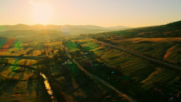 구름 여행 모션 자연 하늘 불꽃 산 안테나 풍경 사람없음 야외 목재 초록색 빛 컬러풀 햇빛 태양 평화 마을 일출 환경 맑음 일몰 광선 시골 황무지 정상 숲 스위스 언덕 알프스 내추럴 산악지대 항공촬영 우크라이나 웅장함 수평선 4K MOV 해외동영상 클립영상 자연요소 나무 유럽 뷰포인트 컬러 컨셉 재료 통신 불 날씨 노을 생태계 동영상 파일형식