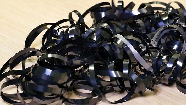 모양 리본 선 음악 컨셉 숙이기 사람없음 빛 갈색 자료 카세트테이프 악단 바퀴 원형 고리 실패 구부린 엉킴 플라스틱 유연 필름 매듭 롤 오디오 테이프 아날로그 실타래 수납 동영상 흙더미 얼레 깨짐 녹음기 복잡 섞기 불규칙 반복 4K 타임랩스 MP4 해외동영상 클립영상 도형 컬러 포즈 모션 재질 문화예술 문구용품 촬영기법 전자제품 흙 좌절 파일형식 녹음_기록 더미