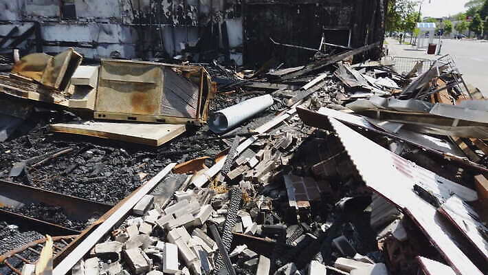 흑인 건축양식 주택 사람없음 건물 미국 어둠 손상 긴급 뜨거움 폭력 위험 버리기 화재 숯 보험 그런지 깨짐 석탄 재 재앙 적자 파멸 항의 화상 4K MOV 해외동영상 클립영상 서양인 건축물 건축 컨셉 북아메리카 모션 상처 사건 사회이슈 동영상 파일형식 소멸