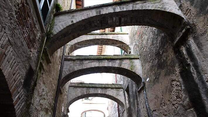 전통 외관 유럽 종교 문화 벽 여행 건축양식 하늘 거리 주택 미술 풍경 사람없음 야외 건물 물 여름 파란색 도시풍경 성당 교회 여행객 탑 이탈리아 궁전 골동품 바위 도시 성 중세 역사 재산 타운 천연기념물 고딕 랜드마크 옛날 4K MP4 해외동영상 클립영상 자연요소 건축물 계절 건축 나라 컬러 고건축 종교건축 문화예술 사람 금융 돌_바위 동영상 파일형식