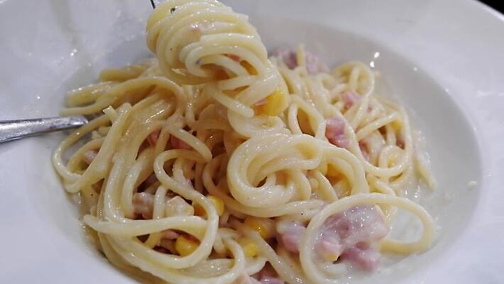 접시 음식 백그라운드 다이어트 채소 부분 탁자 치즈 파스타 건강 스파게티 육류 요리 사람없음 목재 초록색 노란색 식당 검은색 식사 저녁식사 어둠 이탈리아 튀김 흰색 신선 면 맛 정상 허브 크림 국수 햄 연어 베이컨 시금치 바질 점심식사 페투치네 맛있는 4K MP4 해외동영상 클립영상 나무 식물 식기 유럽 컬러 가구 컨셉 식재료 재료 유제품 서양음식 돼지고기 어류 상점 면류 동영상 파스타면 파일형식