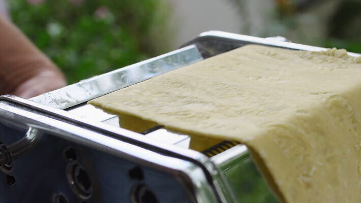 손 여자 줄 음식 빵 탁자 추상 주택 건조 파스타 건강 스파게티 관리 사람 햇빛 노란색 기계 이탈리아 면 업무 수프 자르기 시리얼 국수 반죽 만들기 밀가루 라비올리 라자냐 마카로니 이스트 특별함 핸드메이드 토르텔리니 4K MOV 해외동영상 클립영상 유럽 컬러 가구 컨셉 무늬 모션 서양음식 건물 신체부위 태양 면류 작업 이탈리아음식 가루 동영상 파스타면 파일형식